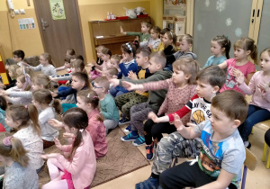Dzieci pokazują dłonie przy piosence śpiewanej przez p. Sylwię.