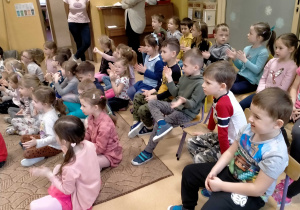 Dzieci klaszczą przy piosence śpiewanej przez p. Sylwię.