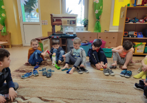 Dzieci podczas zabaw ze skarpetkami.