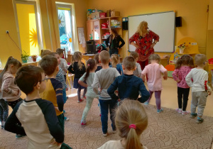Dzieci tańczą z p.Ulą i p.Agą.