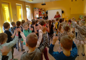 Dzieci tańczą z p.Ulą i p.Agą.