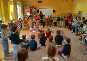 Dzieci stoją z p.Agą i p.Ulą trzymając w rękach pluszowe ryby i śpiewając o nich piosenkę