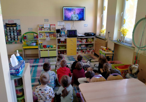 Dzieci słuchają opowieści p.Witka.