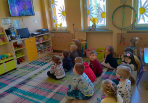 Dzieci słuchają opowieści p.Witka.