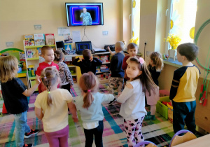 Dzieci tańczą z p.Witkiem.