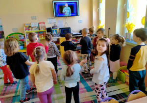 Dzieci tańczą z p.Witkiem.