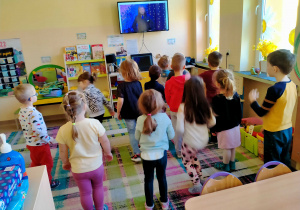 Dzieci tańczą przy piosence granej i śpiewanej przez p.Oskara.