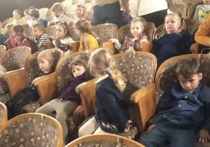 Dzieci siedzą w teatrze 1