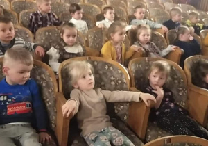 Dzieci siedzą w teatrze 2