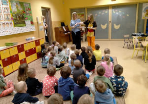 Zosia prezentuje dzieciom z jakich części składa się flet.