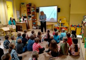 P.Żaneta opowiada dzieciom o flecie, na podstawie prezentacji multimedialnej. Prezentuje omawiany instrument.
