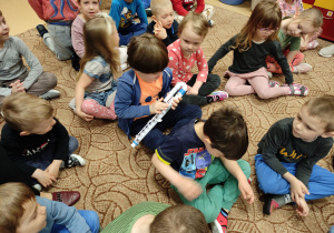 Przedszkolaki oglądają flet dla dzieci.