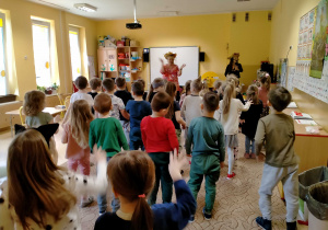 Dzieci tańczą i śpiewają z p.Ulą.