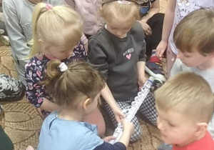 Dzieci oglądają instrument flet