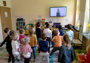 Dzieci tańczą z p.Gosią.
