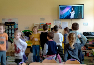 Dzieci tańczą do melodii granej na flecie przez p.Kasię.