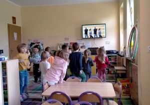 Dzieci tańczą z p.Gosią i p.Witkiem.