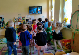 Dzieci tańczą do utworu " Crazy Frog".