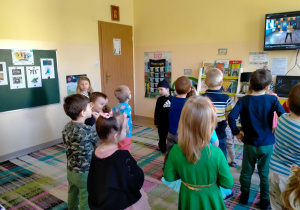 Dzieci robią rozgrzewkę przed nauka tańca.