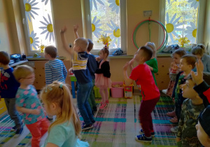 Dzieci tańczą taniec "hawajski".