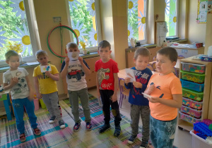 Dzieci prezentują instrumenty na obrazkach.