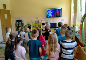 Dzieci tańczą z p. Witkiem i p. Piotrem.