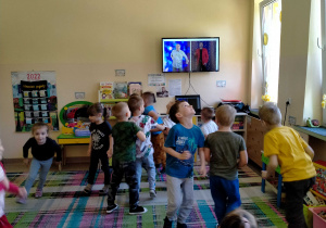 Dzieci tańczą z p.Witkiem i p.Piotrem.