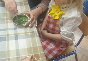 Dziewczynka miesza czekoladę z kolorem zielonym