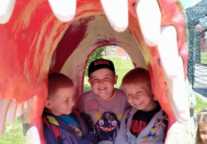 Dzieci w paszczy dinozaura.