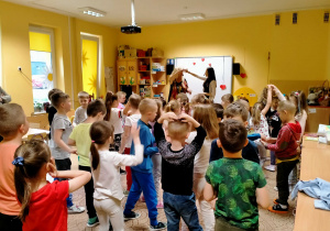 Dzieci tańczą w parach naśladując ruchy pokazywane przez p.Ulę i Agę.