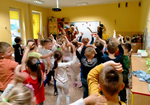 Dzieci naśladują ruchy pokazywane przez p.Ulę i Agnieszkę.