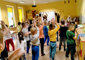 Dzieci naśladują ruchy pokazywane przez p.Ulę i Agnieszkę.