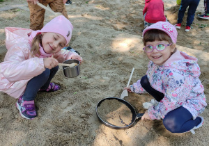 Dzieci podczas zabawy w piaskownicy.