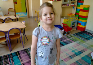 Dziewczynka z plakietką z okazji "Dnia Dziecka".