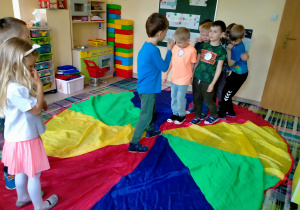 Dzieci stoją na kolorze wymienionym przez nauczyciela-czerwonym.