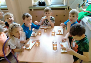 Dzieci zjadają słodki poczęstunek.
