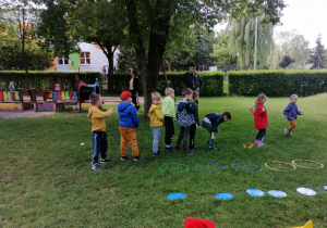 Dzieci wykonują ćwiczenia