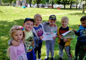 Dzieci pokazują hasło "Dzień Pustej Klasy".