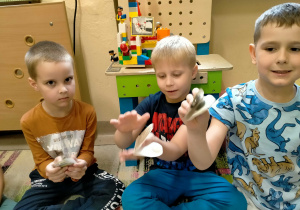 Chłopcy prezentują wykonane własnoręcznie "marakasy".