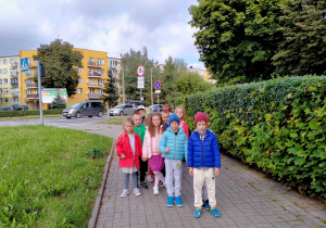 Dzieci na spacerze na skrzyżowanie.