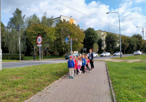 Dzieci na spacerze na skrzyżowanie.