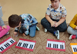 Dzieci podczas zabaw muzycznych i matematycznych.