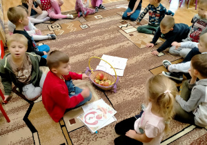 Dzieci poznają budowę jabłka na podstawie ilustracji.