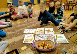 Dzieci poznają potrawy z jabłek oraz dowiadują się gdzie one rosną .