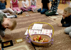 Dzieci poznają gatunki jabłek na podstawie ilustracji.