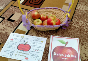 Kosz z jabłkami, ciekawostki na temat jabłek, plakat "dzień jabłka".