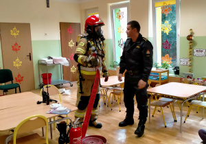 Strażak w stroju wykorzystywanym podczas akcji pożarniczej.