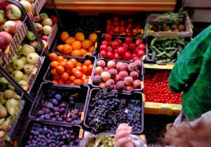 Owoce i warzywa w skrzynkach.