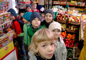 Dzieci w sklepie owocowo-warzywnym.