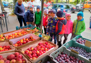 Dzieci na bazarku owocowo-warzywnym.